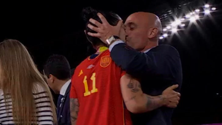 La futbolista española Jenni Hermoso pide sanciones contra el presidente de la Federación Española de Fútbol que la besó tras ganar el Mundial