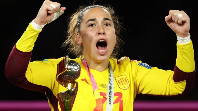 “Estoy decepcionada de que todo el mundo que te para por la calle te habla del beso y no te dice: ‘Enhorabuena por el Mundial’”: entrevista a Catalina Coll, campeona con la selección española de fútbol