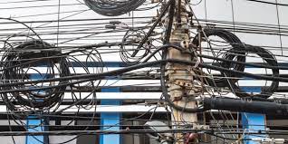 cables-de-electricidad-telefonia-y-otros-en-el-centro-de-Santo-Domingo