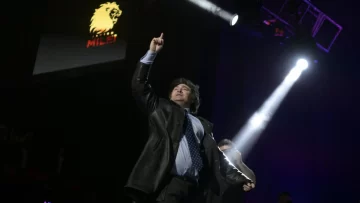 ‘Milei aprende que para competir tiene que convertirse en una mezcla de bufón, profeta y sabio’