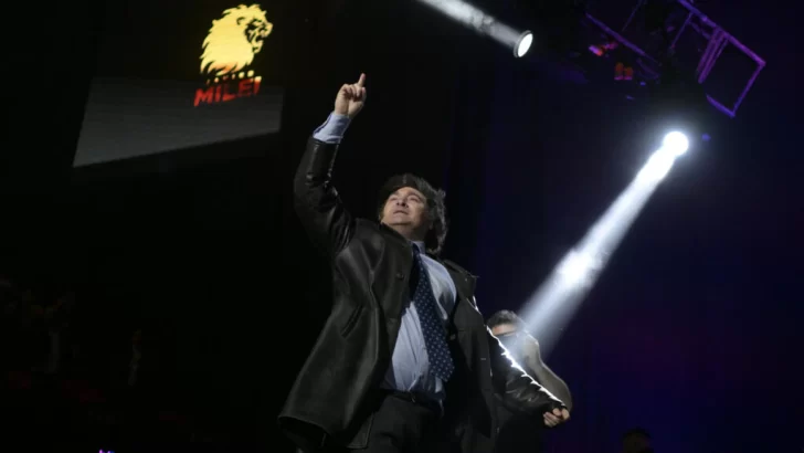 ‘Milei aprende que para competir tiene que convertirse en una mezcla de bufón, profeta y sabio’