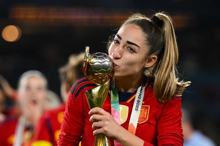 Autora del gol que coronó a España se entera de la muerte de su padre