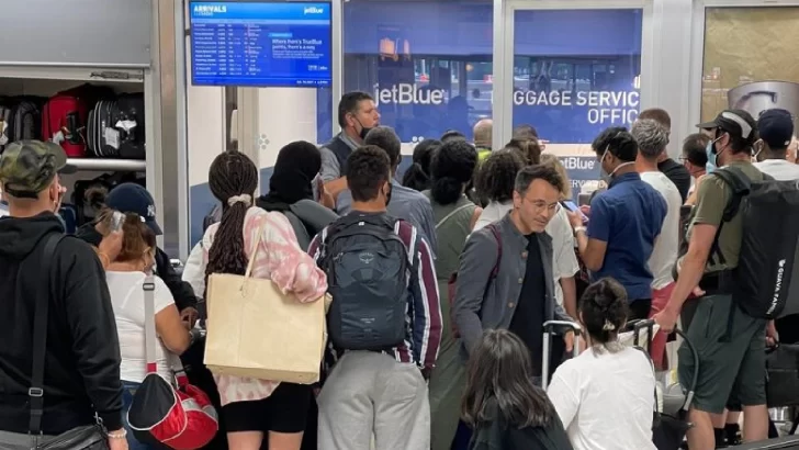 Pro Consumidor investiga en aeropuertos denuncias contra JetBlue