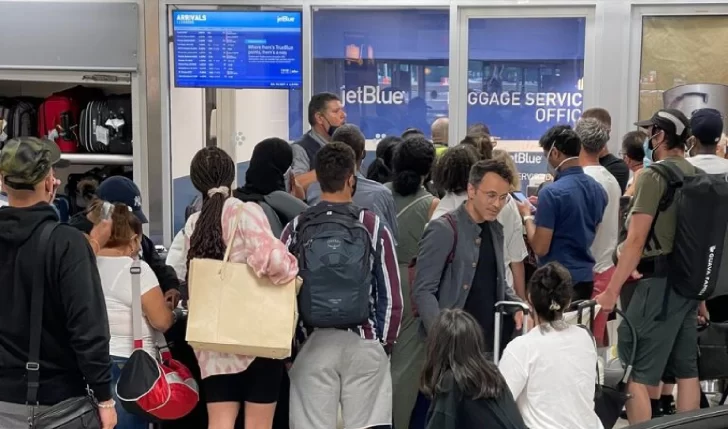 Pro Consumidor investiga en aeropuertos denuncias contra JetBlue