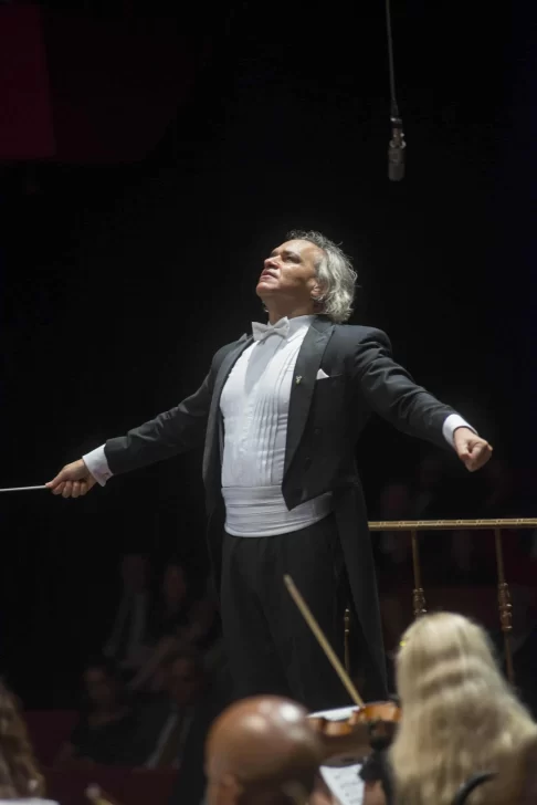 La Orquesta Sinfónica Nacional, bajo la conducción del Maestro José Antonio Molina, interpretó la Novena Sinfonía de Beethoven, como culminación del 50 aniversario del Teatro Nacional.