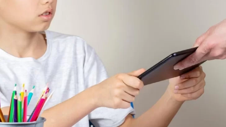 China planea restringir uso de móviles a los menores de 18 a máximo dos horas al día