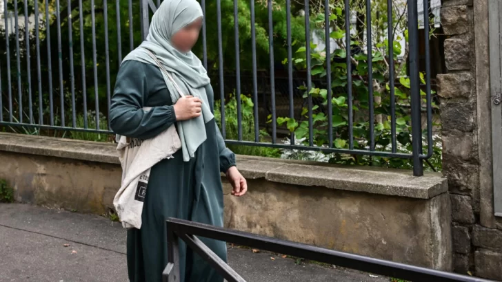 Dos hermanas gemelas, divididas por la polémica sobre la abaya en las escuelas francesas