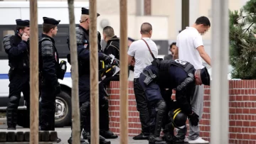 Consejo de Estado francés analiza queja de asociaciones sobre acoso policial a negros y árabes