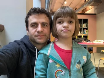 La conmovedora lucha del músico Luciano Supervielle con la que logró que su hija con acondroplasia reciba medicación en Uruguay