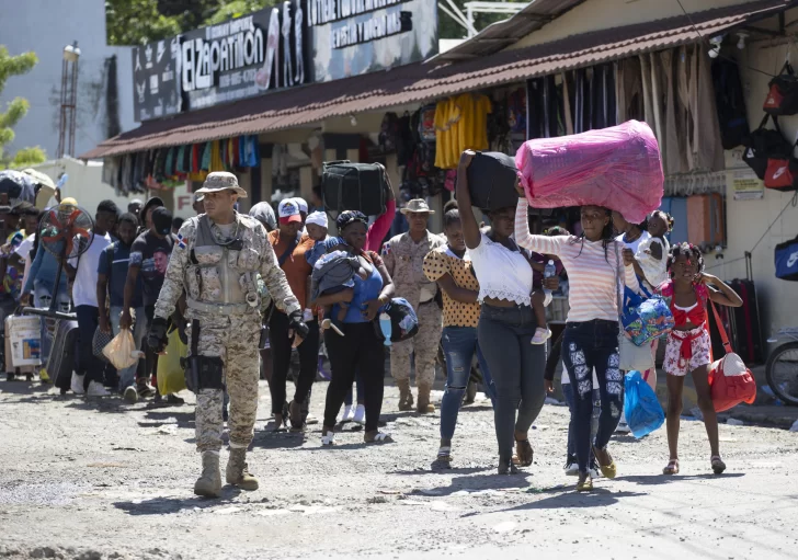 Gobierno usa el conflicto con Haití para desviar la atención, afirma oposición
