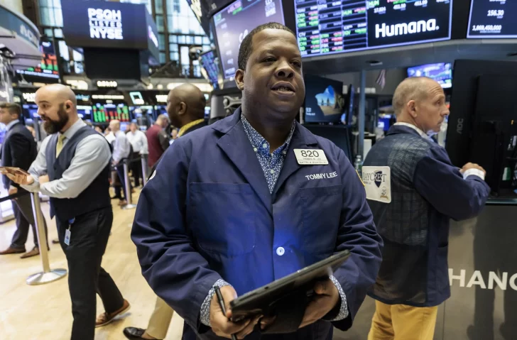 Wall Street cierra en verde jornada de poco movimiento
