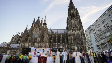 Alemania: sacerdotes bendicen a parejas del mismo sexo frente a la catedral de Colonia