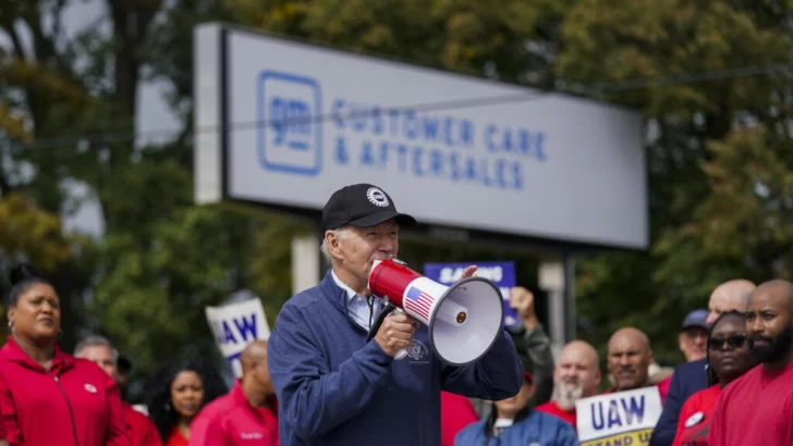Biden se une a huelguistas de la industria automotriz en un piquete