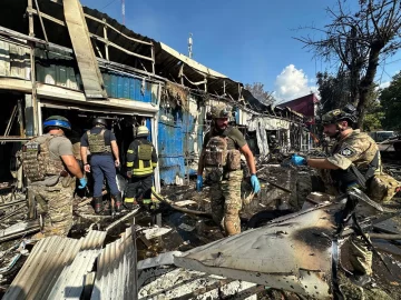 Al menos 17 muertos en un ataque ruso contra el mercado central de Kostiantinivka