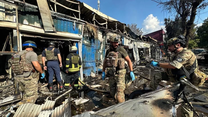 Al menos 17 muertos en un ataque ruso contra el mercado central de Kostiantinivka
