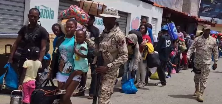 Familias haitianas recogen lo suyo y regresan a su país por Dajabón