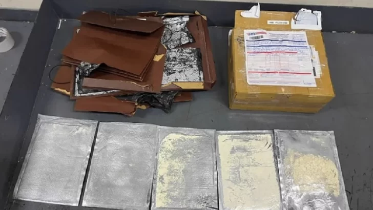 La DNCD encuentra cocaína en sobres de correo con destino a Australia