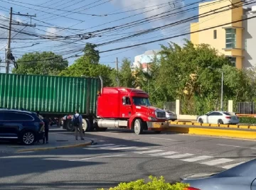 Camion-en-Ave-Ortega-y-Gaseet-30-8-2023-728x543