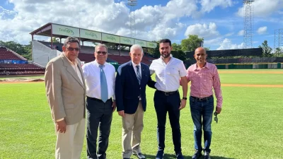 Comisionado del Béisbol del Caribe visita estadio Julián Javier
