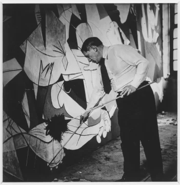 D.-Maar-Picasso-de-pie-trabajando-en-el-Guernica-en-su-taller-de-los-Grands-Augustins-1937-710x728