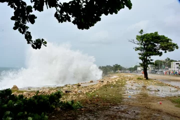 Oleaje peligroso en la costa Atlántica y aguaceros en varias provincias