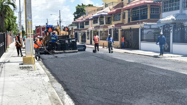 Obras Públicas asfalta calles y construye aceras en Santo Domingo Este