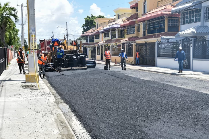 Obras Públicas asfalta calles y construye aceras en Santo Domingo Este
