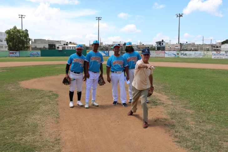El-doctor-Nelson-Abreu-lanza-la-primera-bola-en-la-inauguracion-del-torneo-de-la-liga-de-beisbol-profesional-de-verano-728x485