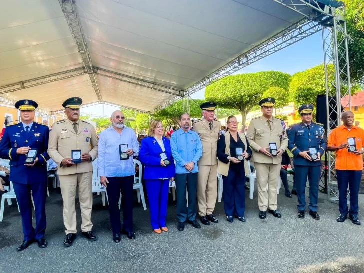 Foto-1-Juan-Pablo-Uribe-junto-a-autoridades-civiles-y-militares-luego-de-entregarles-la-medalla-conmemorativa-del-160-aniversario-de-la-Restauracion.-728x546