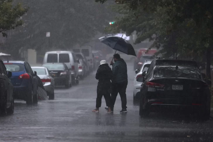 Nueva York en alerta por lluvias e inundaciones que afectan a los medios de transporte