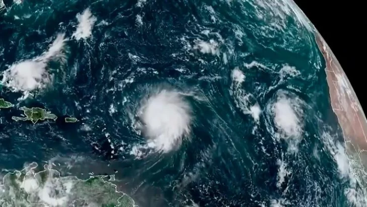El huracán Lee ralentiza su velocidad pero sus vientos ganarán fuerza en los próximos días