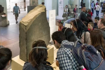 La-Piedra-de-Rosetta-en-el-Museo-de-Londres.-728x486