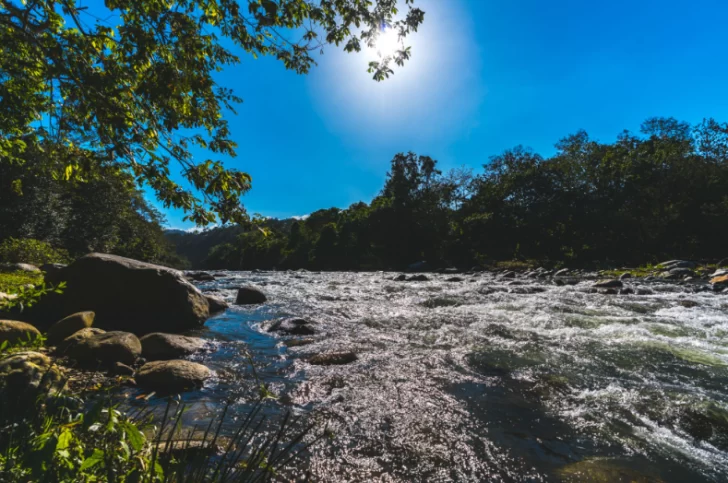 La-confluencia-magnifico-ambiente-rivereno-en-Jarabacoa-728x483