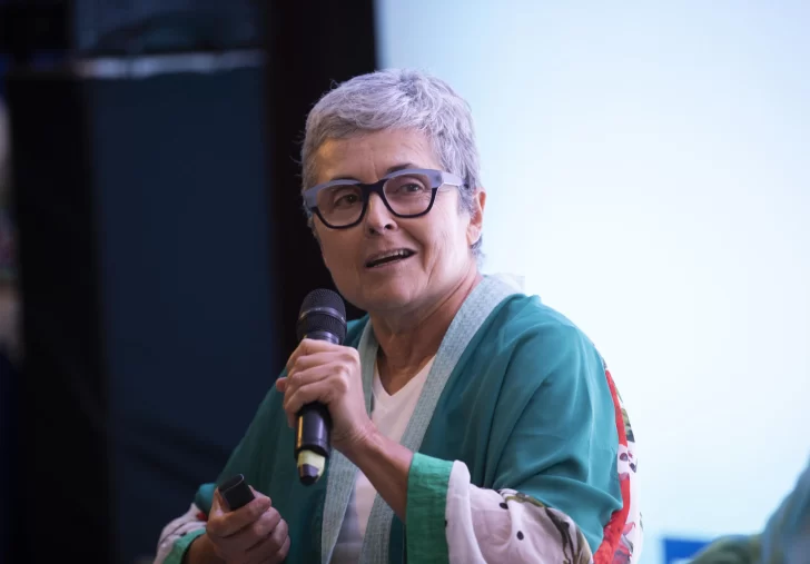 La-directora-de-la-Feria-del-Libro-de-Madrid-Eva-Orue-habla-durante-un-conversatorio-en-la-XXV-Feria-Internacional-del-Libro-de-Santo-Domingo-728x507