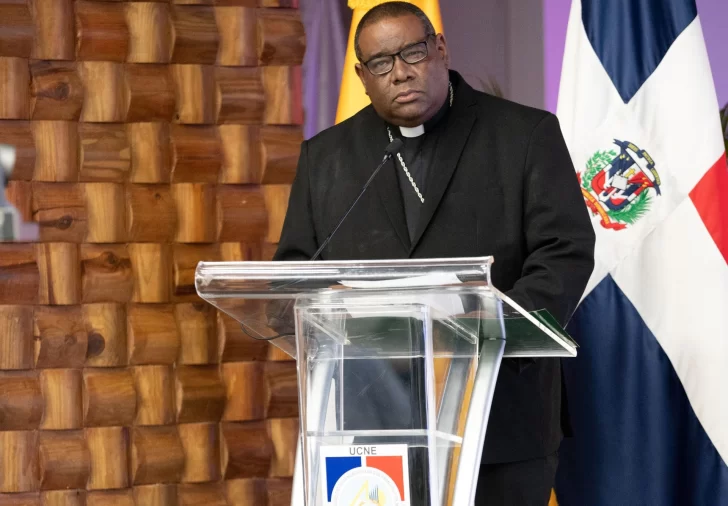 A los corruptos y narcotraficantes no se les debe dar espacio en la política, advierte Obispo Castro Marte