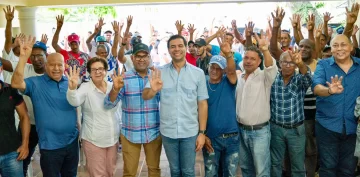 PRM juramenta dirigentes del PLD y otras organizaciones en Salcedo