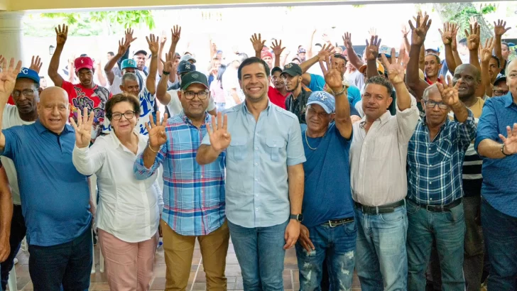 PRM juramenta dirigentes del PLD y otras organizaciones en Salcedo