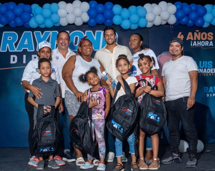 Aspirante a diputado Raymond Rodríguez entrega útiles escolares a niños en barrios del DN 