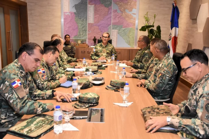 Generalato dominicano pasa revista a la situación de la frontera