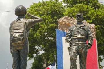 Alcalde Jiménez y FARD inauguran monumentos dedicados al coronel Fernández Domínguez