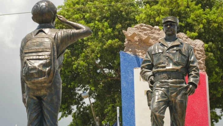 Alcalde Jiménez y FARD inauguran monumentos dedicados al coronel Fernández Domínguez