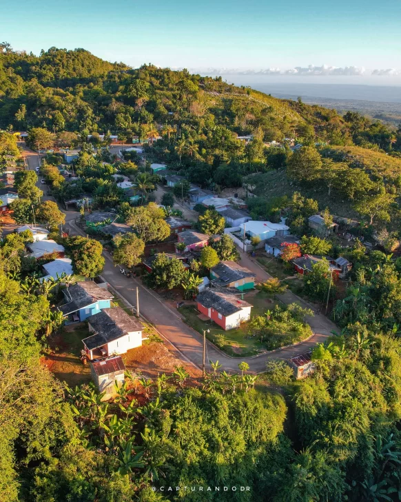 Comunidades agrícolas en sierra Baoruco, Pedernales, se quedan sin dominicanos