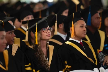 PUCMM gradúa a 880 profesionales con un llamado a la resiliencia frente a cambios tecnológicos