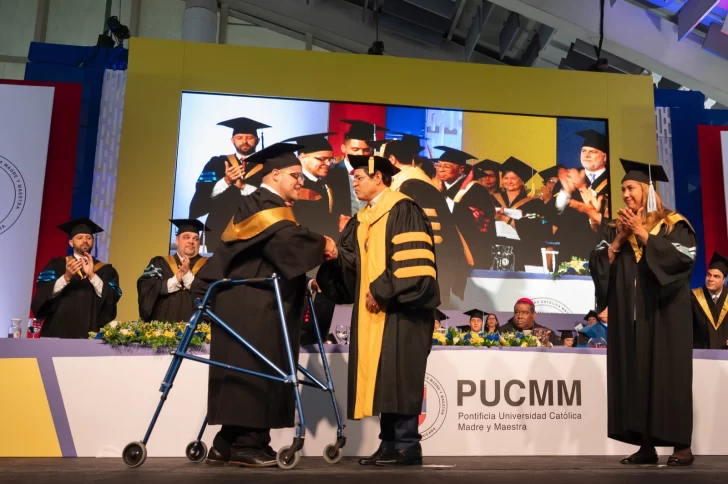 Joven con parálisis cerebral que se graduó con honores de PUCMM