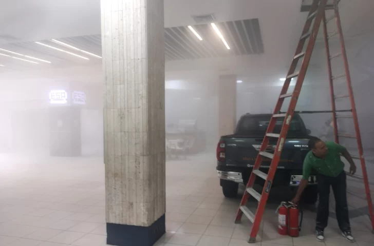 Se incendia uno de los vehículos en exhibición en Bella Vista Mall