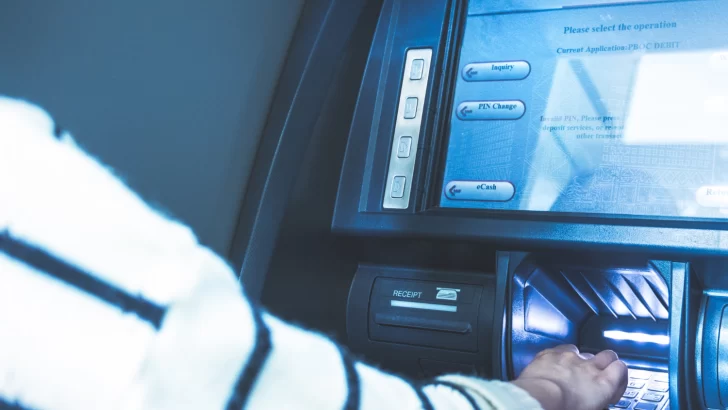 Alerta roja: Cómo protegerte de los skimmers en los cajeros automáticos de los bancos