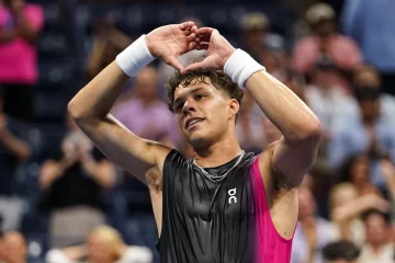 Joven Shelton sorprende al veterano Tiafoe y jugará con Djokovic pase a la final