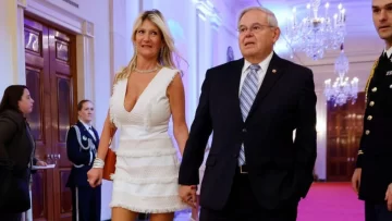 Lingotes de oro, medio millón en efectivo y un auto de lujo: el senador de origen cubano Bob Menendez y su esposa son acusados en EE.UU. de recibir sobornos