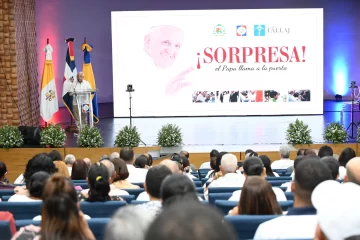 UCNE exhibe documental “¡Sorpresa! el papa llama a la puerta!”