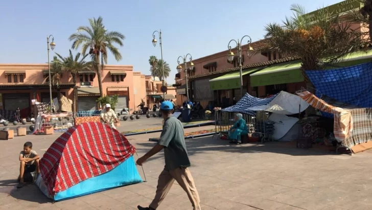 En Marrakech, muchas familias siguen durmiendo a la intemperie
